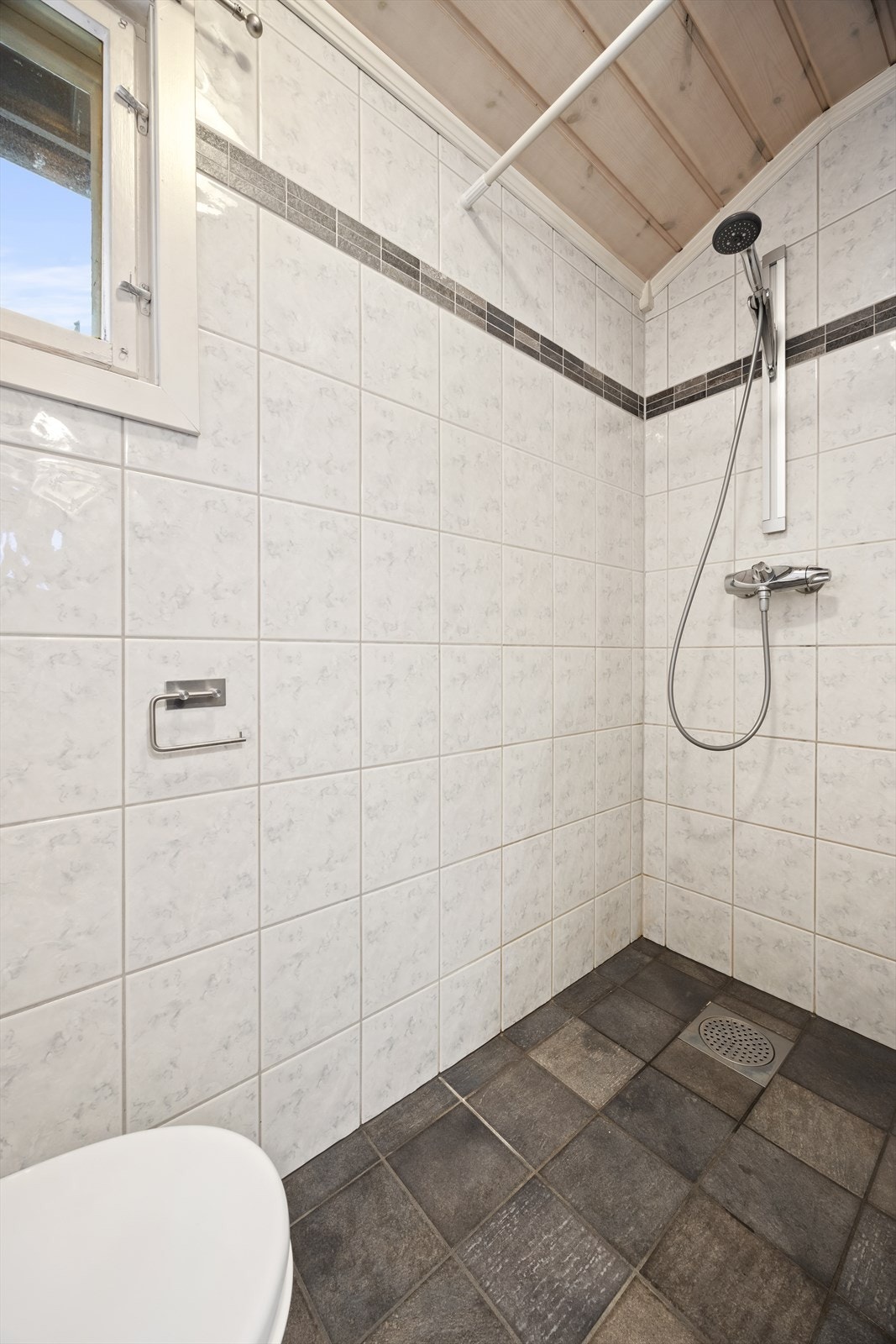 Badet er innredet med servantskap med nedfelt servant, vegghengt klosett med innebygd sisterne samt dusjnisje med forheng. Galleribilde