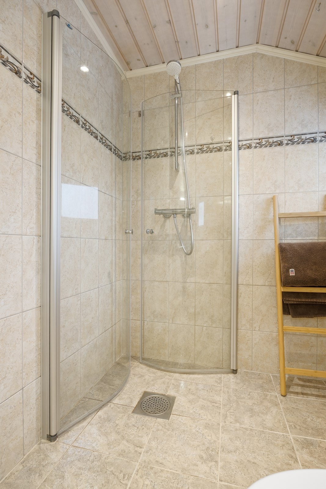 Dusjsone med innfellbare dører i glass. Deler av rommet er byggemeldt som kott. Galleribilde