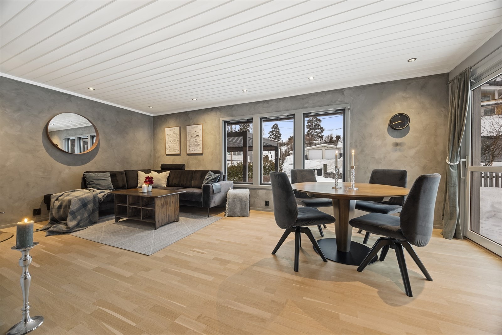 Her får du en vertikaldelt tomannsbolig med 4 soverom, 3 bad, hage og sydvest-vendt terrasse. Galleribilde