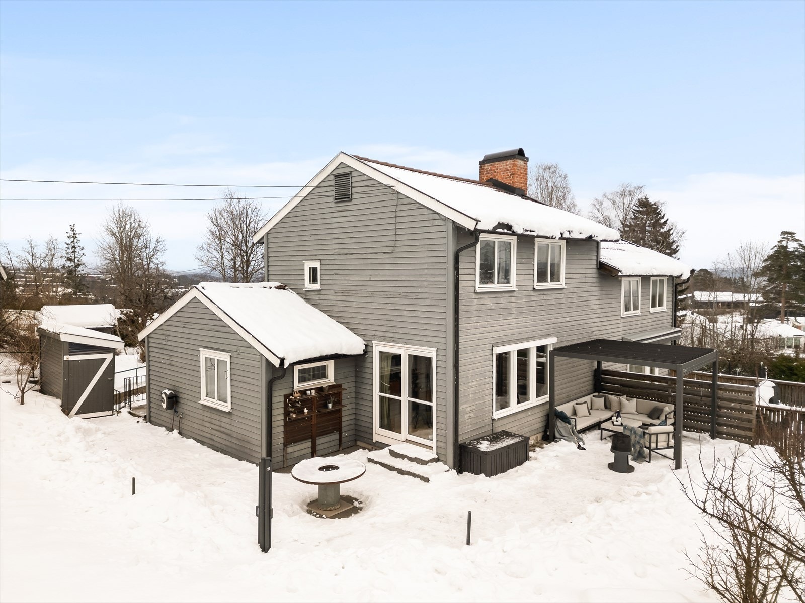 Selger opplyser om at man har sol på eiendommen gjennom dagen frem til rundt kl 19 på terrassen midtsommers. Galleribilde