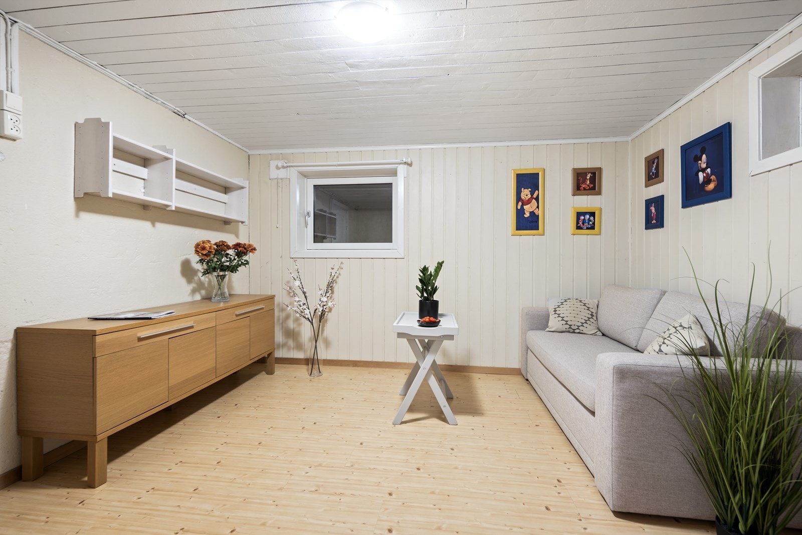 I underetasjen er det innredet til kjellerstue. Rommet er ikke godkjent for varig opphold. Galleribilde