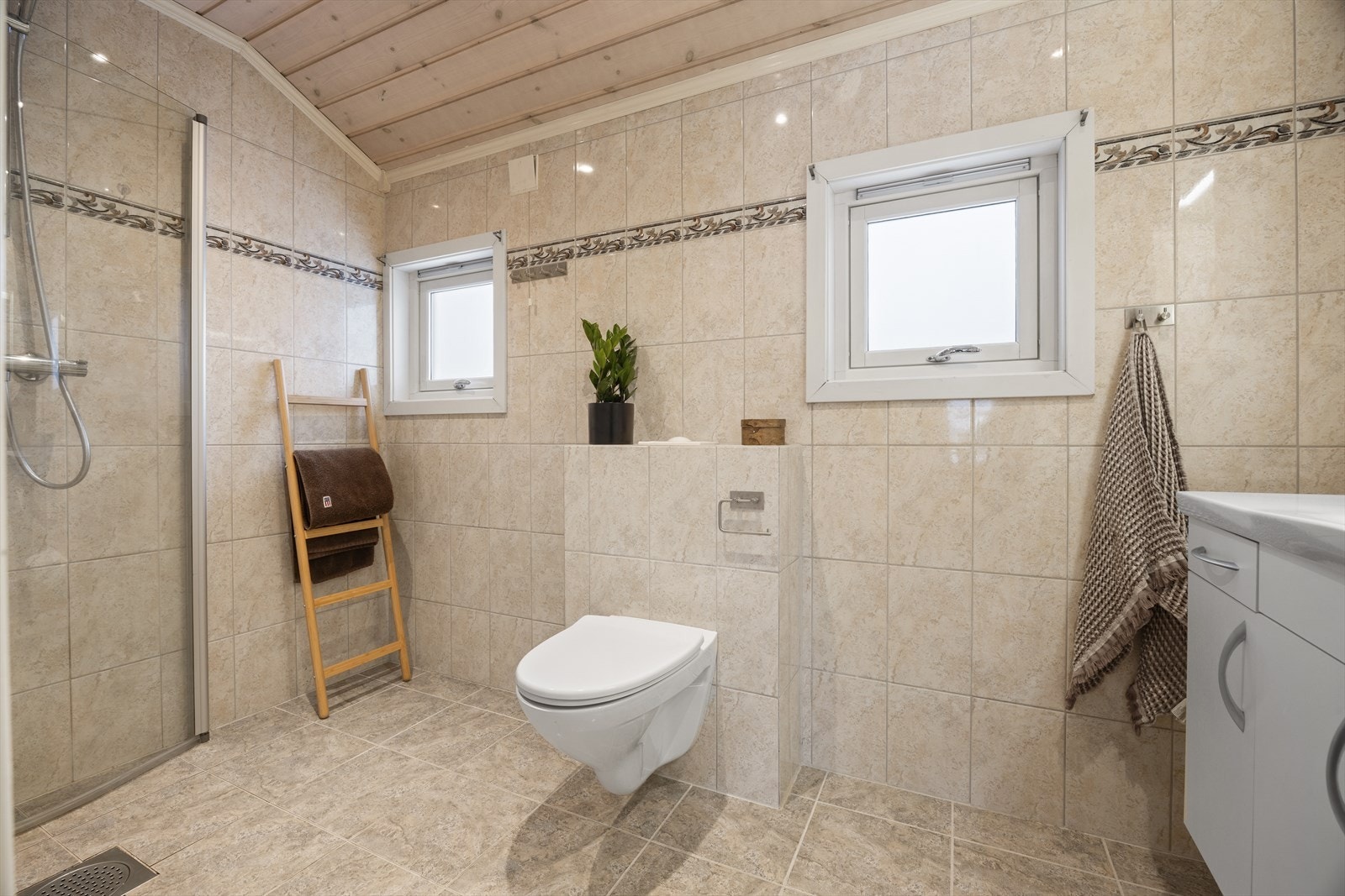 Romslig bad i 2. etasje med flislagte gulv- og veggflater. Ifølge opplysninger fra tidligere salgsoppgave ble badet oppgradert i 2006. Deler av rommet er byggemeldt som kott. Galleribilde