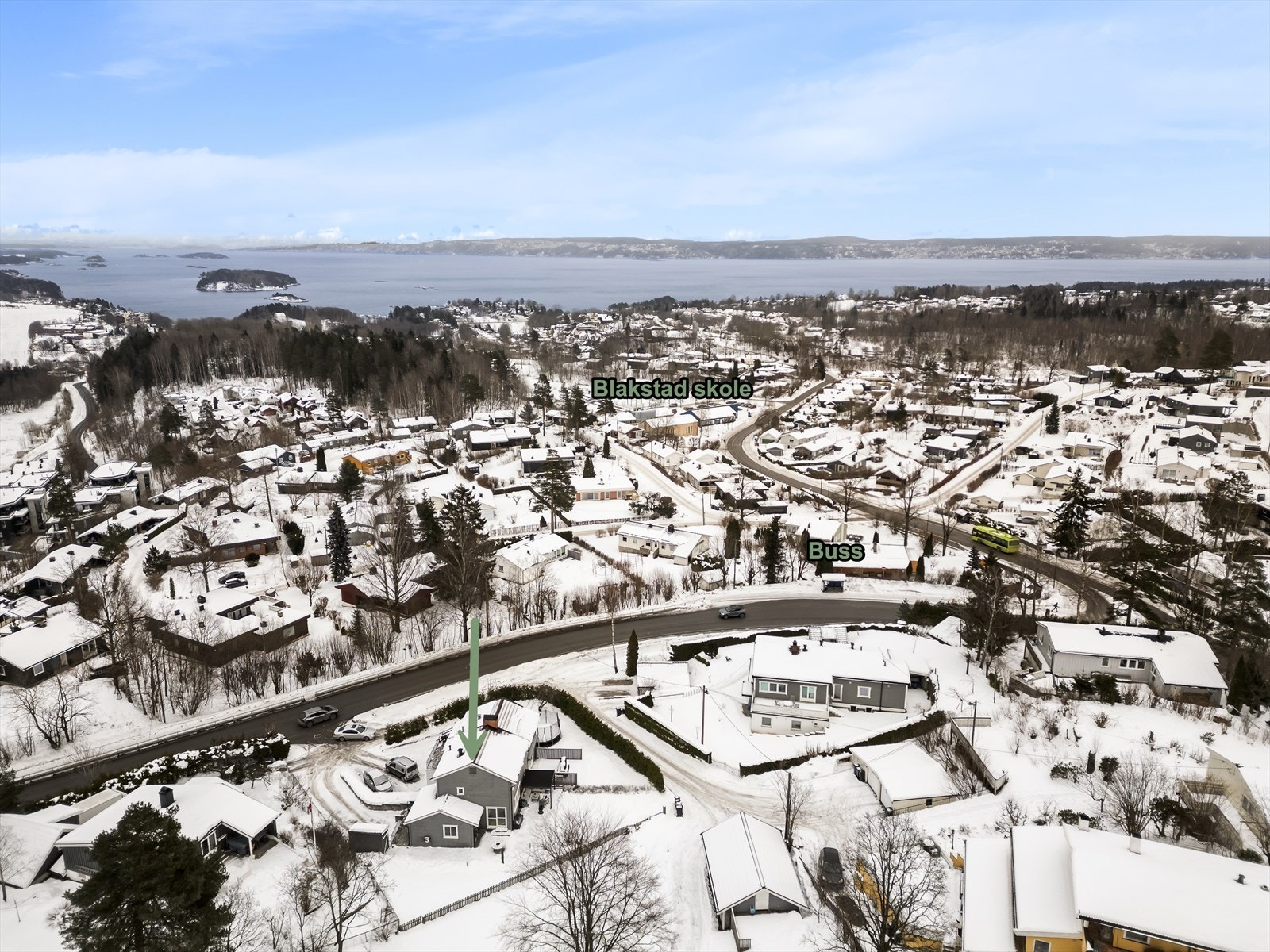 Det er kort vei til både buss og barneskole. Det er trygg skolevei med undergang. Galleribilde