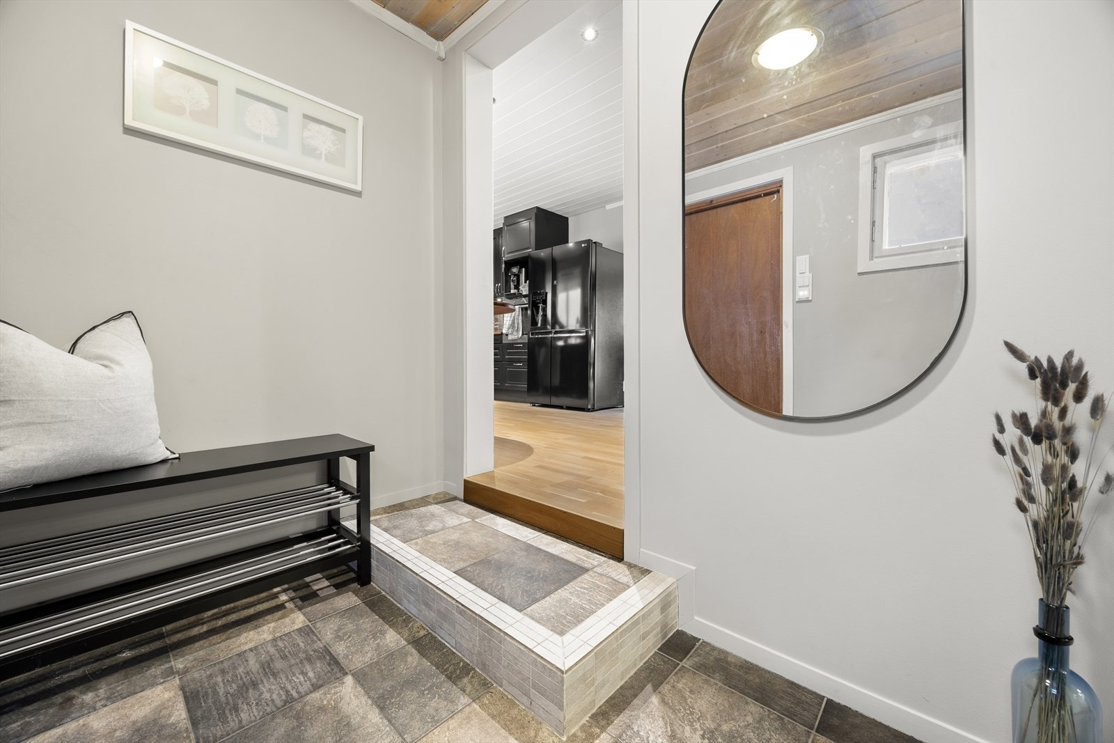 Det er mulighet for oppheng av yttertøy langs vegg, samt plass til benk og skooppbevaring. Galleribilde