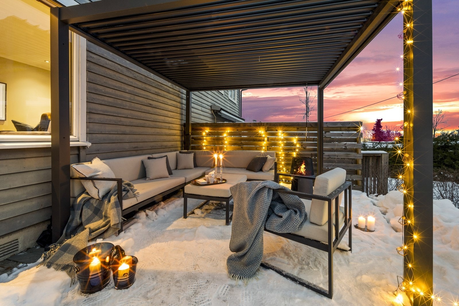 Terrassen er av god størrelse og strekker seg fra syd mot vest. Pergola medfølger ikke ved salg. Galleribilde