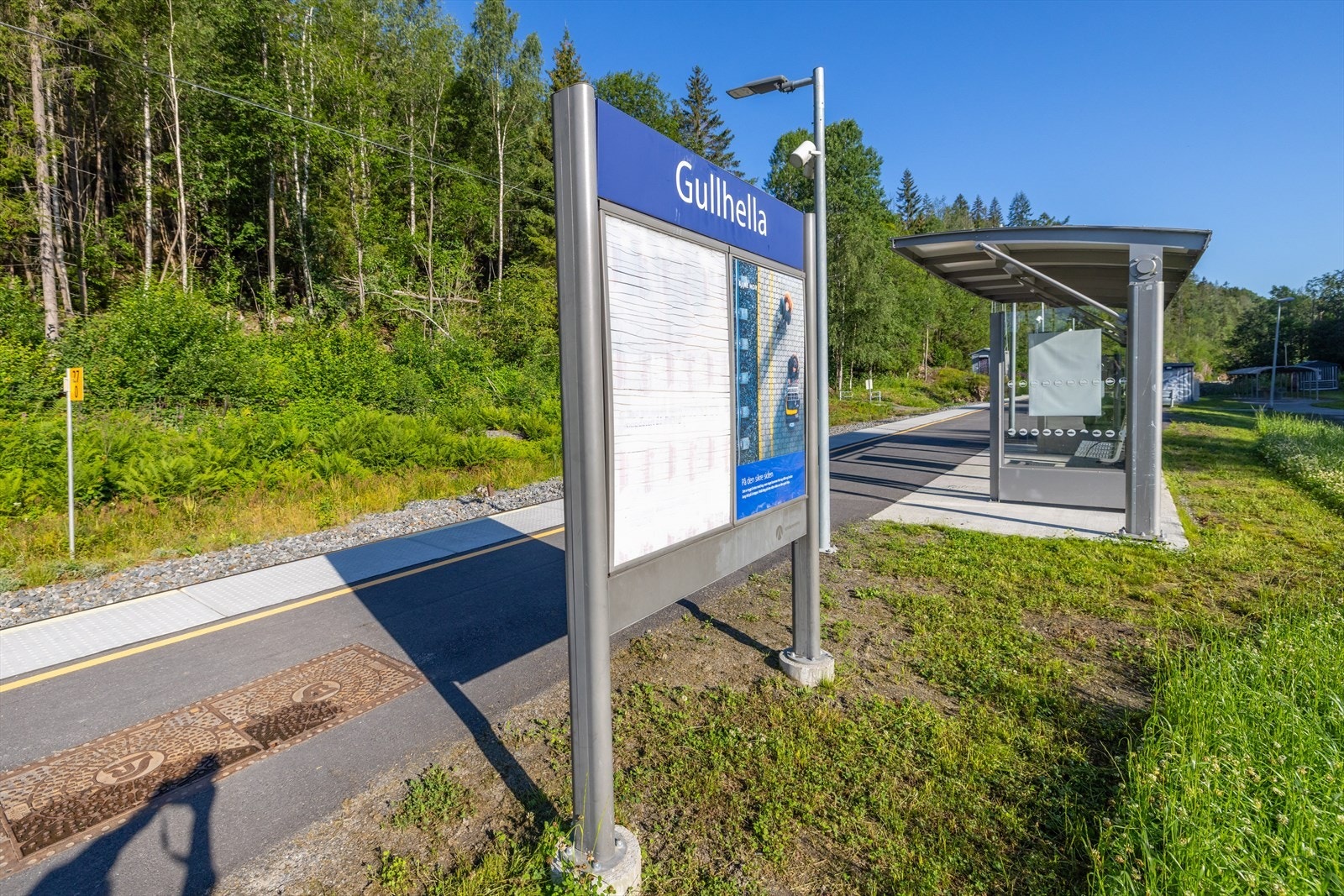 Det er rundt 18 min gange til Gullhella stasjon. Bussholdeplass er kun få minutter unna boligen og bussen tar deg mot Asker eller Blakstad terminal med videre forbindelser til Slemmestad og Oslo. Galleribilde