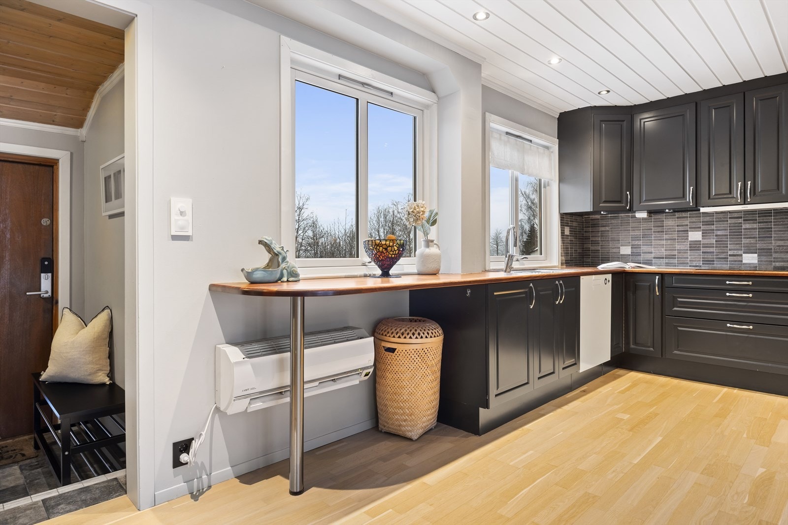 På kjøkkenet er det montert en varmepumpe. Galleribilde