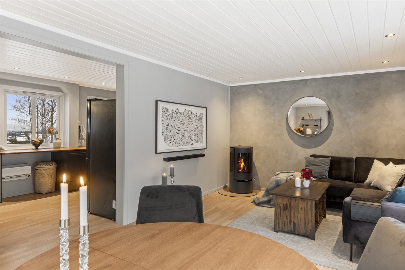 I stuen er det installert peisovn som bidrar til ekstra komfort. Galleribilde