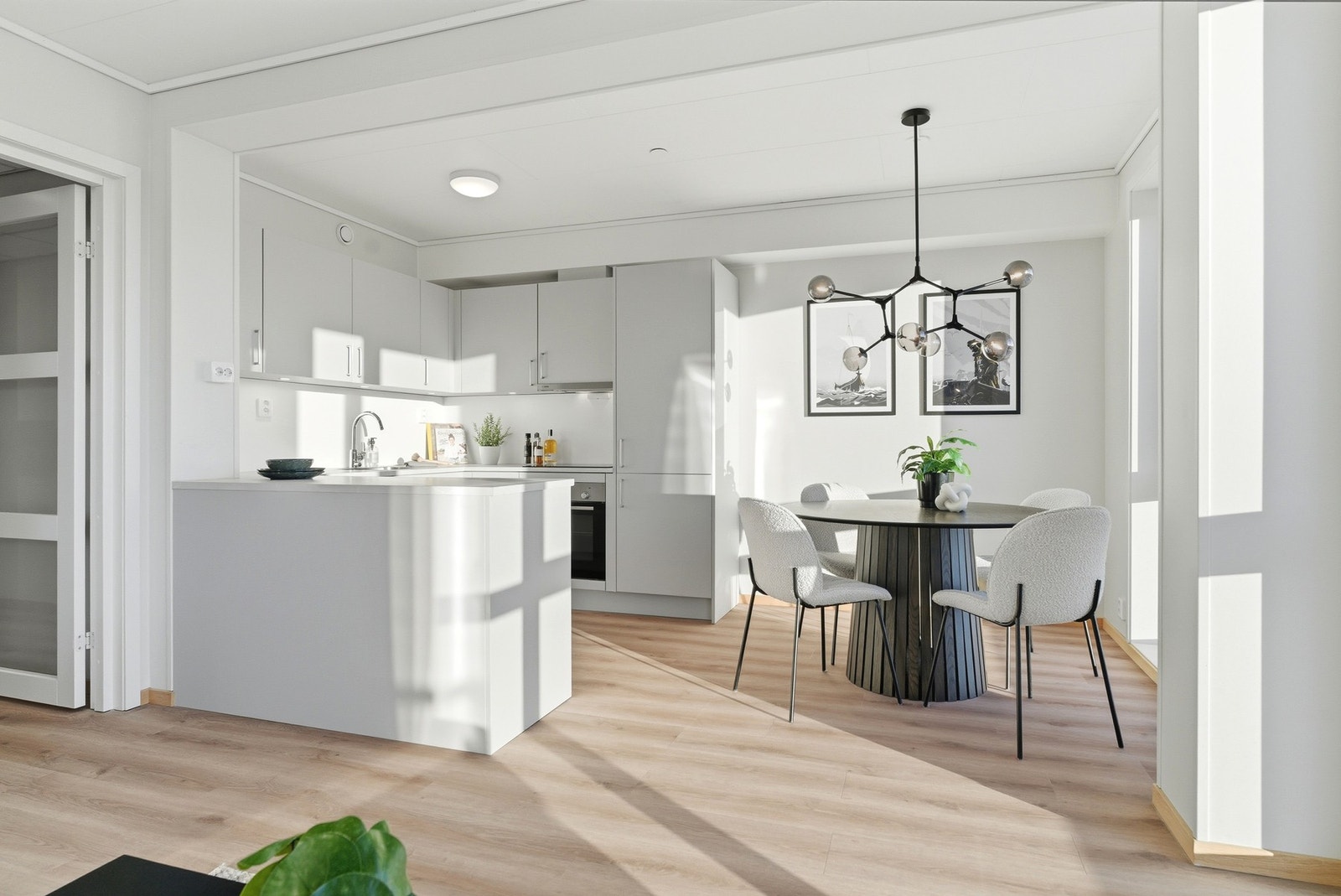 Pent laminatgulv og slette, malte vegger. Varmekabler i gulv. Galleribilde