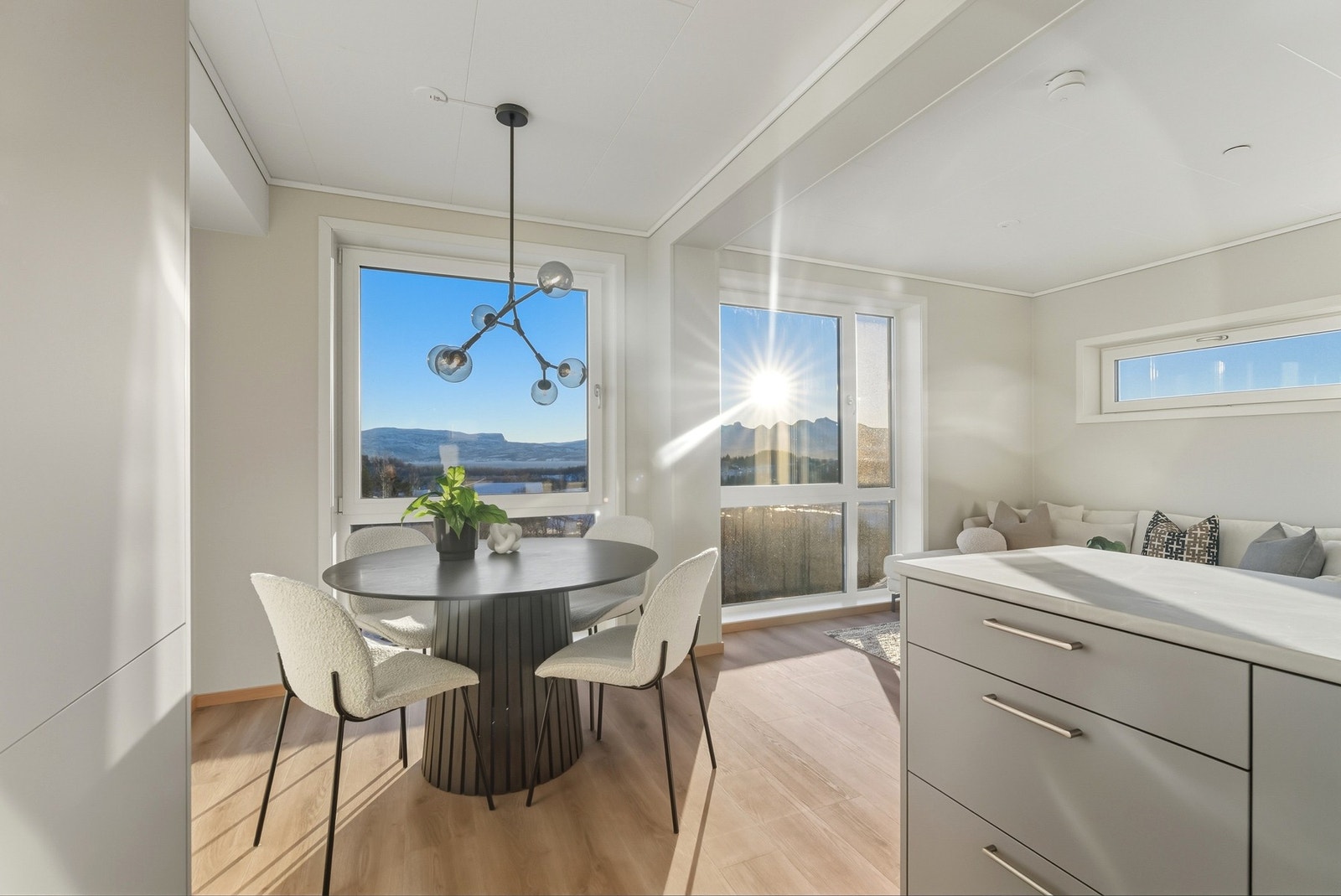 Nydelig utsikt og herlig lysinnslipp. Galleribilde