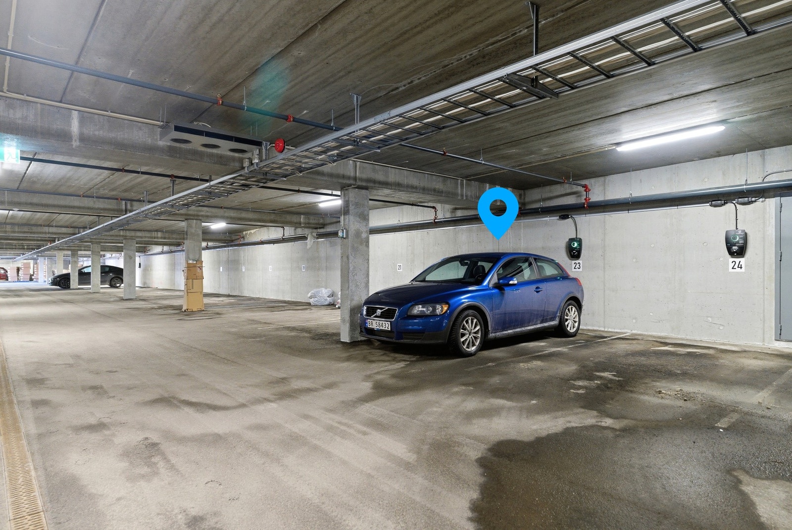 Fast parkeringsplass i garasje med el-billader som medfølger. Heis i tilknytning. Galleribilde