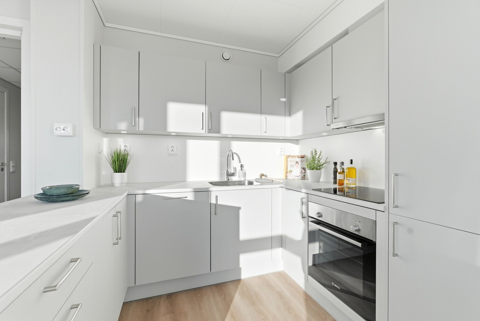 Integrert platetopp, stekeovn, oppvaskmaskin og kombinert kjøle/fryseskap. Galleribilde