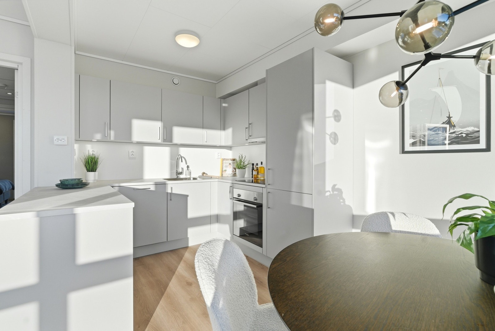 Praktisk kjøkken med gode løsninger. Galleribilde