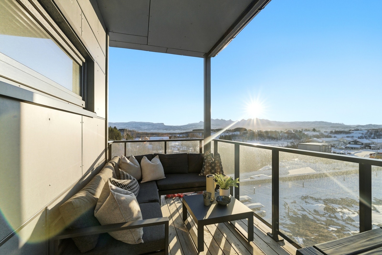 Takoverbygget balkong vendt mot sørvest sikrer gode solforhold og en nydelig utsikt. Galleribilde