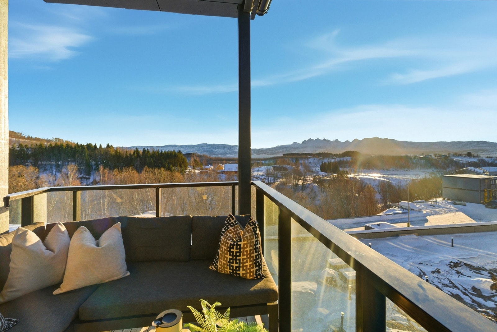 Lekker og moderne 3-roms selveier fra 2023 på Støver med fantastisk utsikt! Galleribilde