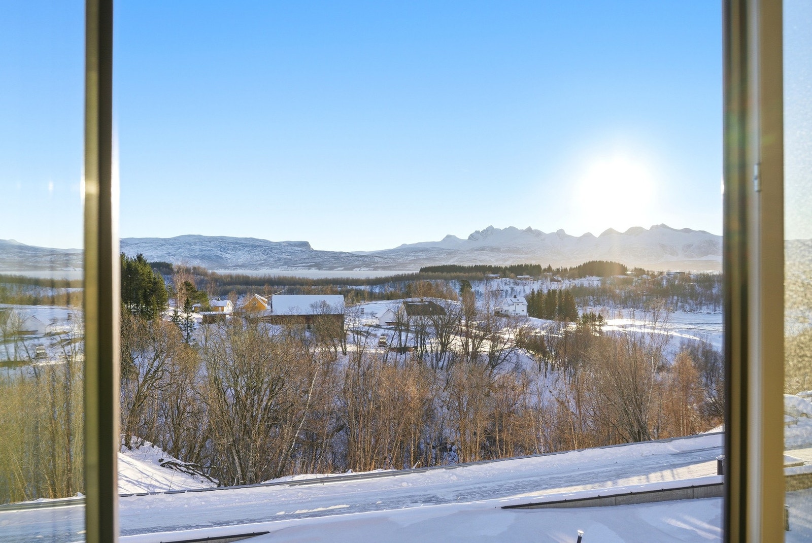 Utsikt fra stue og balkong mot Børvasstindene/Saltenfjorden. Galleribilde