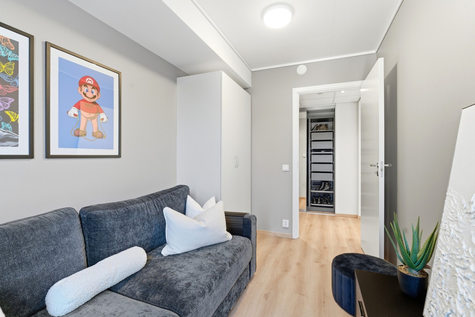 Soverom nr. 2 - med plass til seng og kontorplass. Lagringsplass i garderobeskap som medfølger. Galleribilde