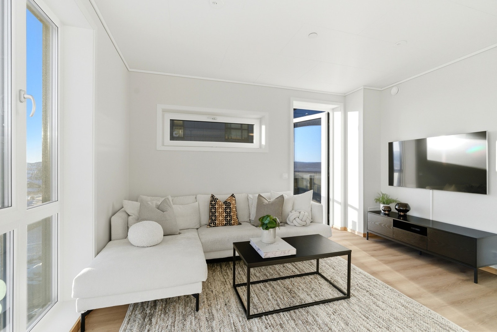 Som hjørneleilighet får man ekstra vindu i stue, bad og hovedsoverom - dette gir et herlig lysinnslipp! Galleribilde