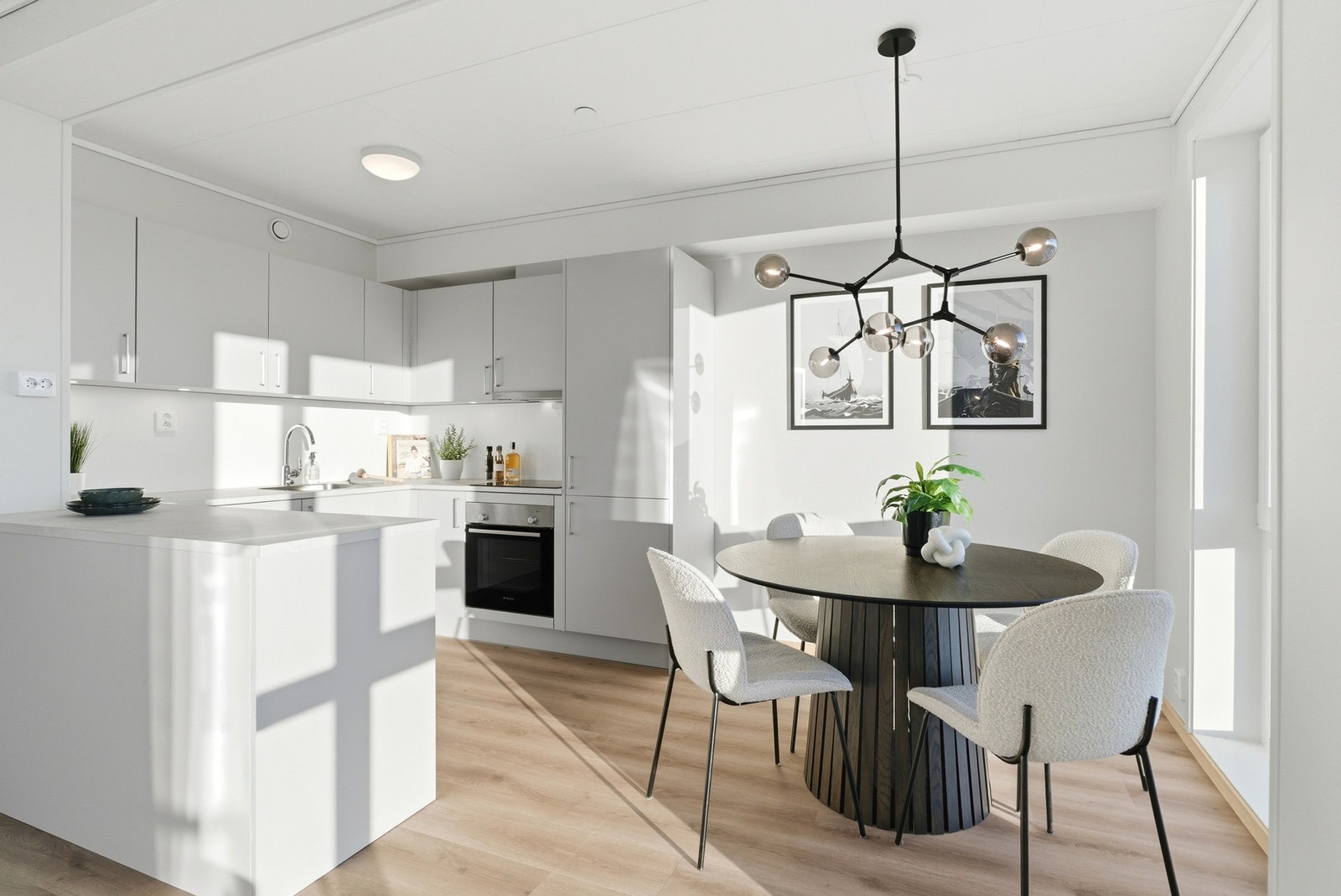 Flott kjøkken med lyse slette fronter og benkeplate i laminat. Galleribilde