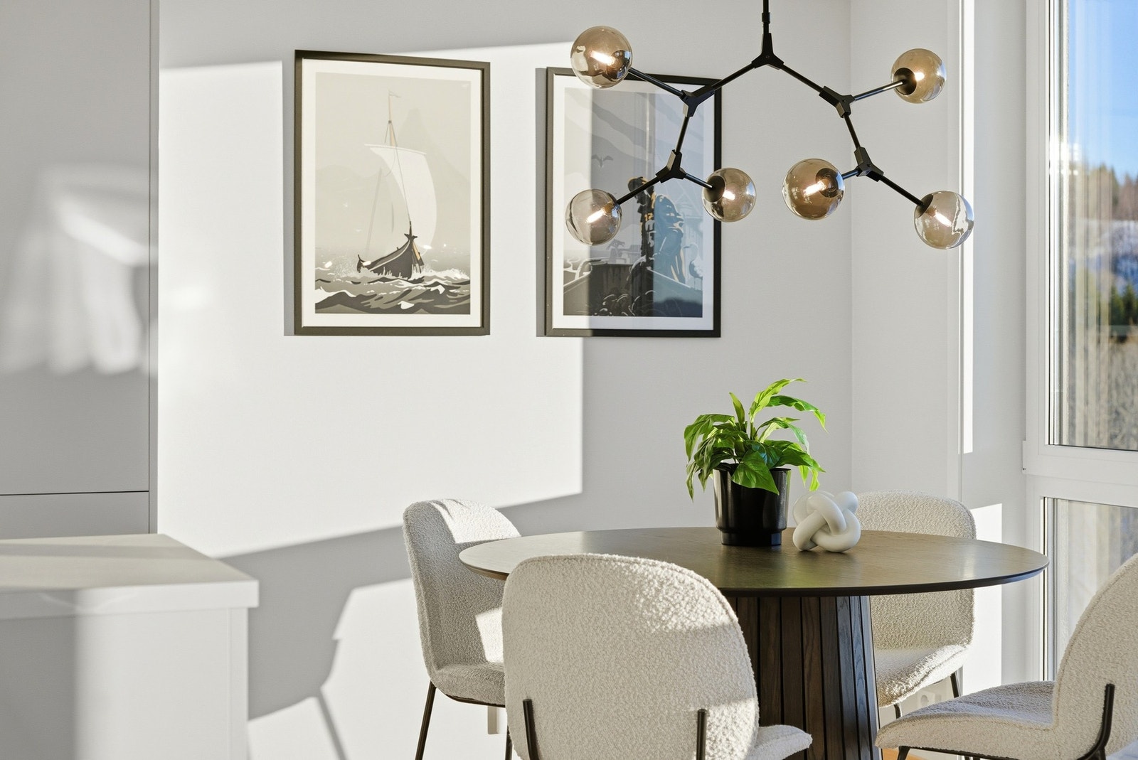 Plass til spisebord i tilknytning kjøkkenet. Galleribilde