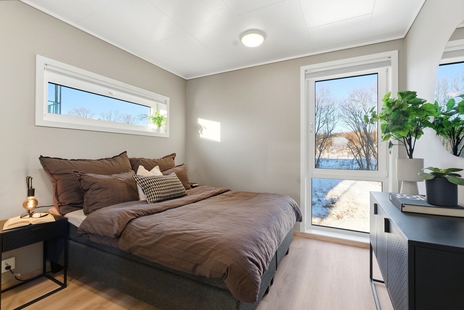 Romslig hovedsoverom med god plass til dobbeltseng og nattbord. Galleribilde