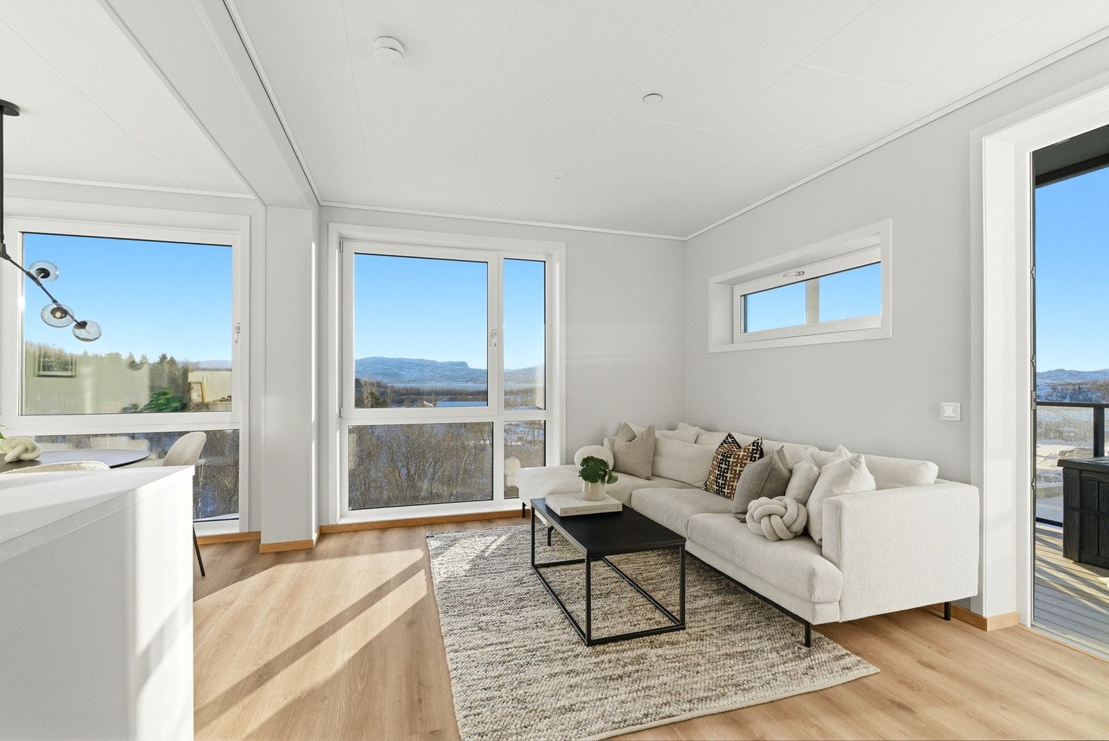 Stue med store vindusflater som gir godt med lys inn i rommet. Galleribilde