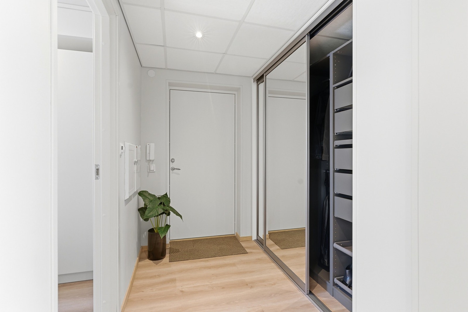 Praktisk skyvedørsgarderobe i gang med god lagringsplass. Galleribilde