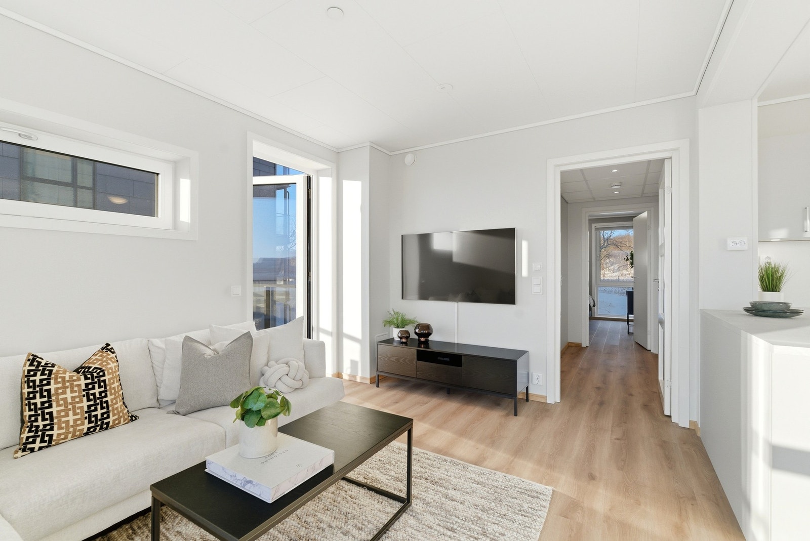 Leiligheten holder en moderne standard og tidsriktige fargevalg er gjennomgående i hele leiligheten. Galleribilde