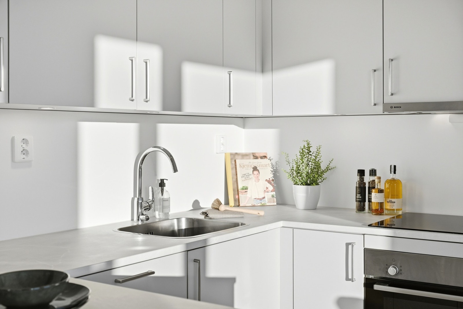 Godt utbygget med skap-,skuff og benkeplass. Galleribilde