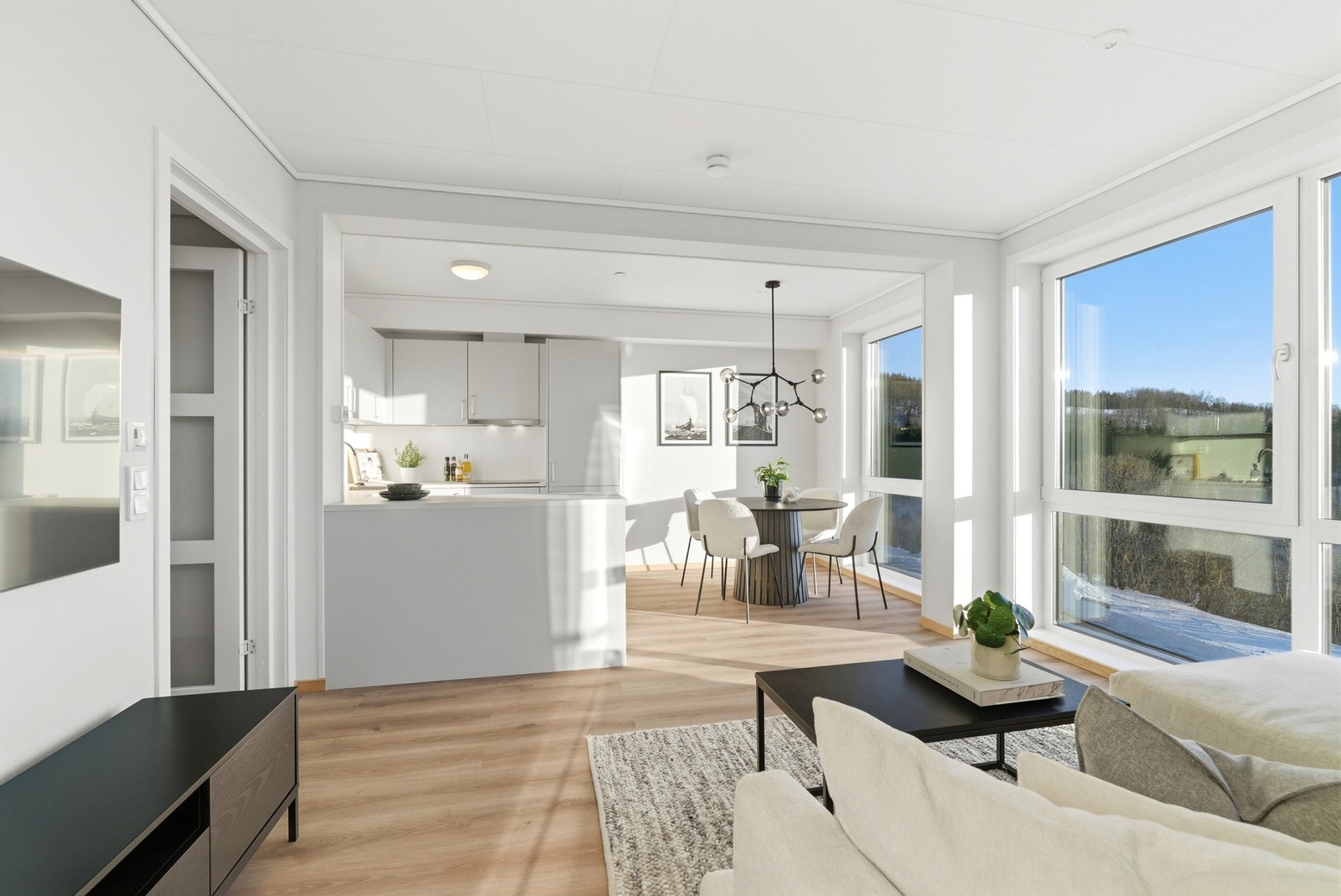 Åpen løsning mellom stue/kjøkken. Galleribilde
