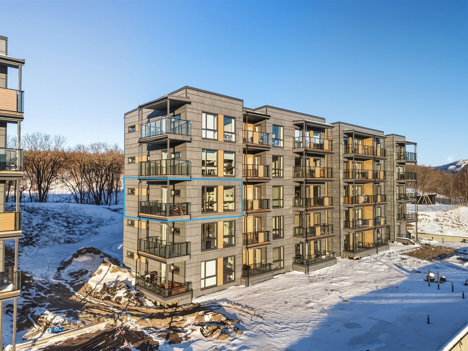 Leiligheten ligger svært fint til på hjørnet i 3. etg. Sørvestvendt balkong og fast parkering i garasje. Galleribilde