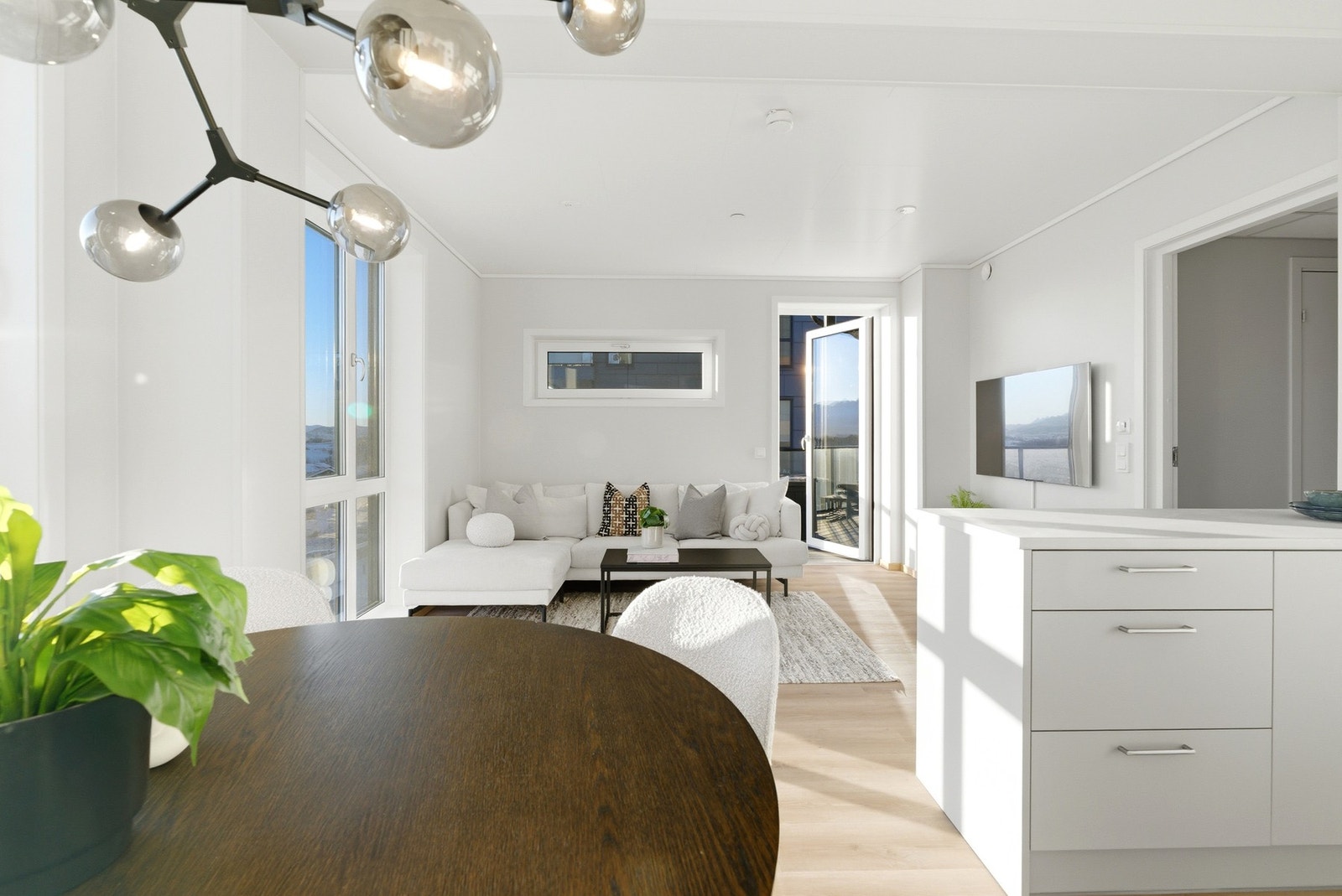 Utgang fra stue til balkong på ca. 9 m². Galleribilde