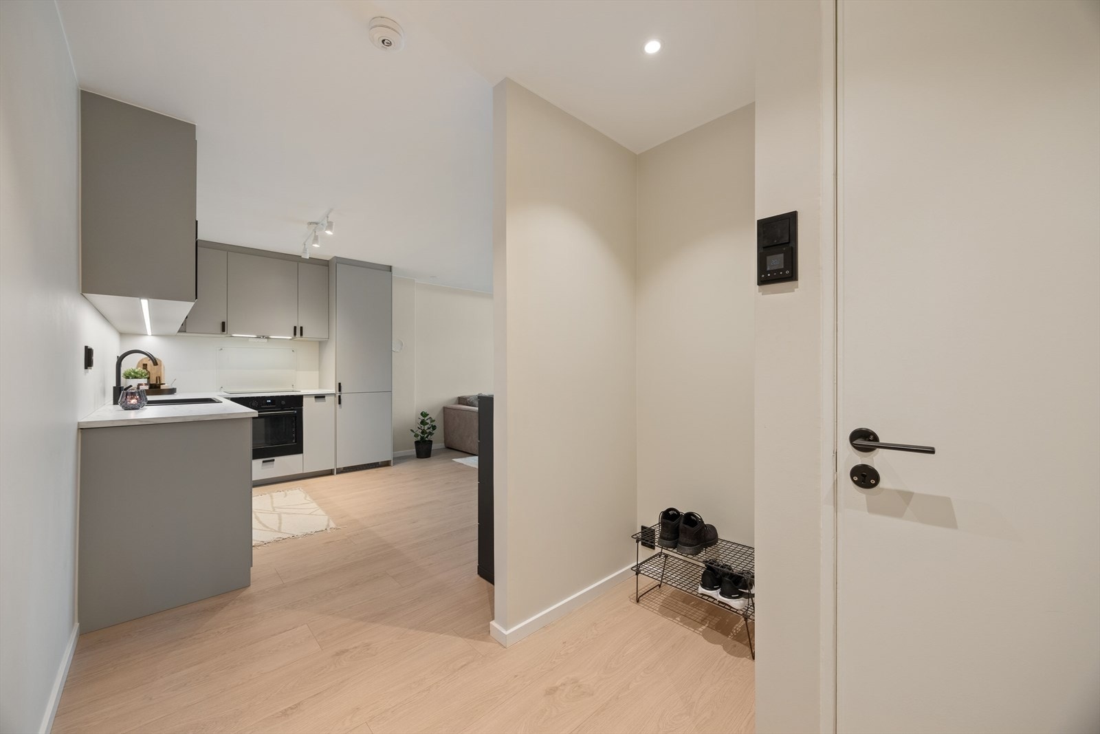 Lys og innbydende entré som gir et godt førsteinntrykk av leiligheten. Gangen leder naturlig videre inn til boligens øvrige rom. Galleribilde