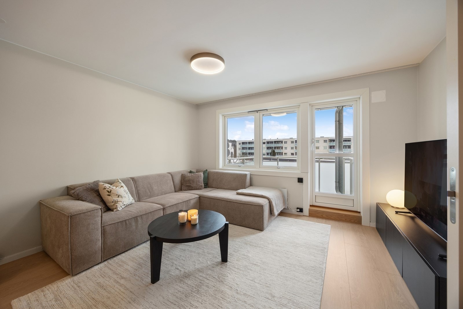 Store vindusflater fra 2013 sikrer rikelig med naturlig dagslys og skaper en sømløs overgang til balkongen. Stuen har en fleksibel utforming med gode møbleringsmuligheter. Galleribilde