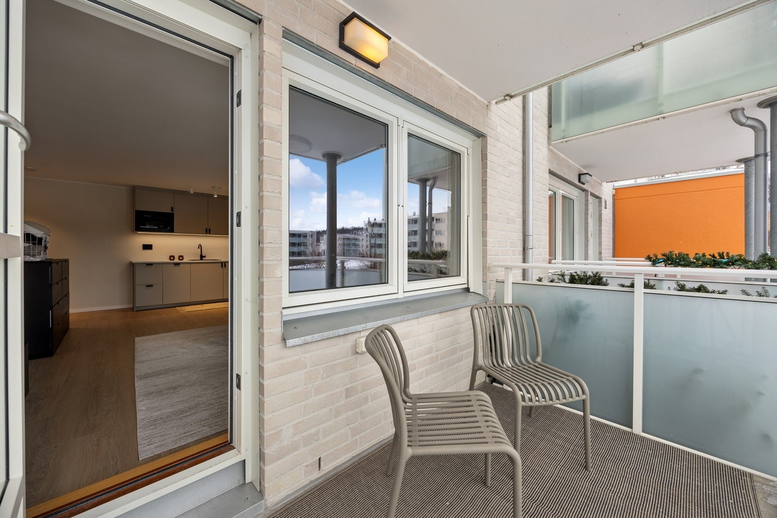 Hyggelig balkong på 5m² med adkomst fra stuen. Balkongen ble bygget ny i regi av borettslaget i 2013. Galleribilde