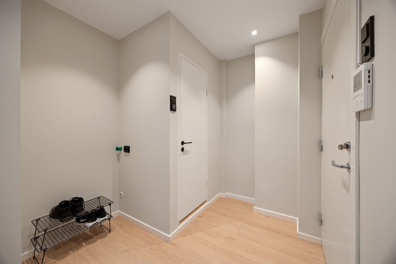 Det er delvis klargjort opplegg for vaskemaskin i gangen. Videre ledes du naturlig inn til boligens øvrige rom. Galleribilde