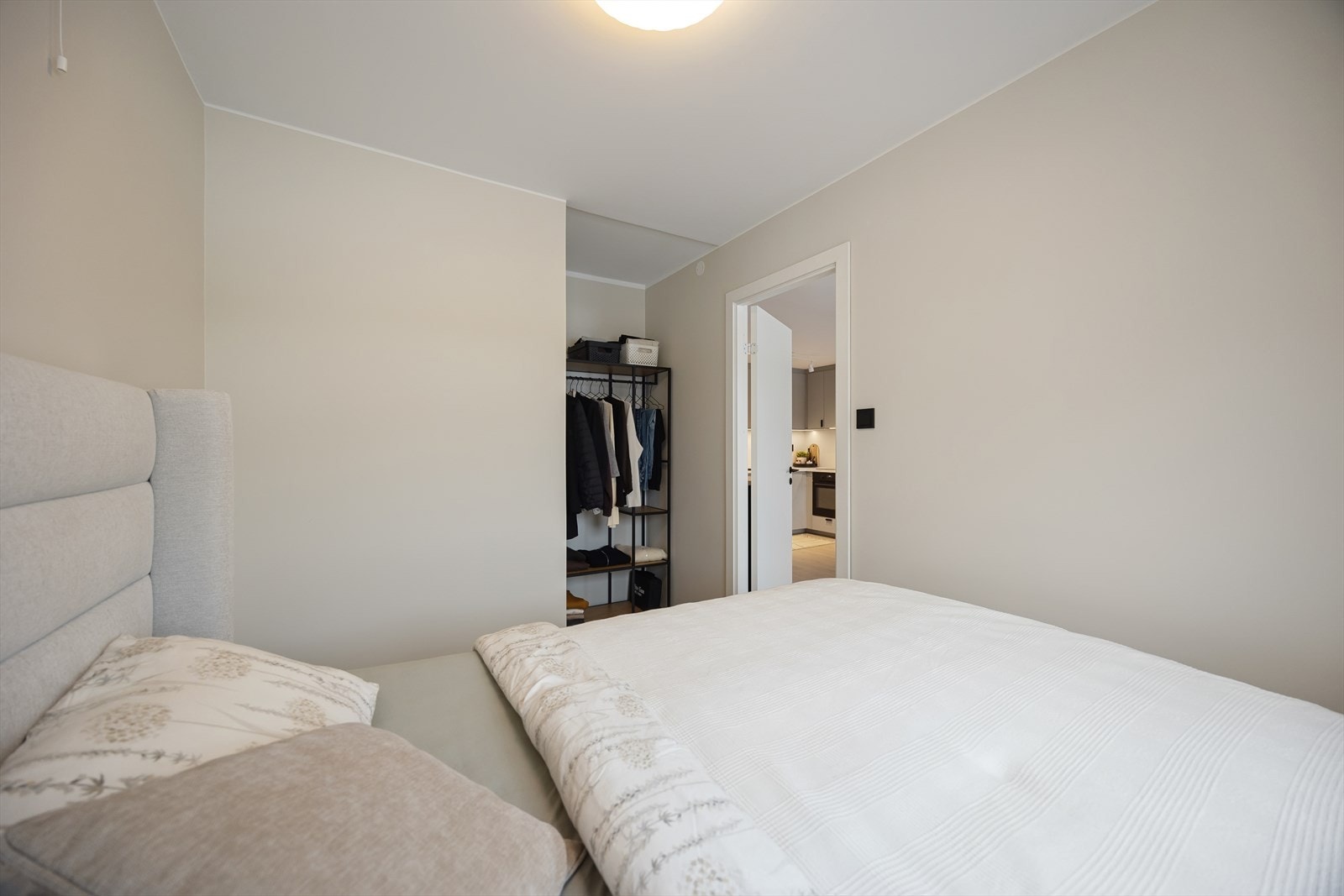 Rommet har en praktisk nisje som gir god plass til garderobeløsning eller lagringsmøbler. Galleribilde