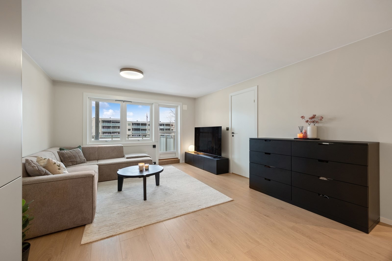 Lys og luftig stue med utgang til balkong. Alle overflater er nye fra 2025, inkludert gulv, listverk, vegger og tak. Stikk, downlights i gang, lysbrytere, termostat bad er også nytt. Galleribilde