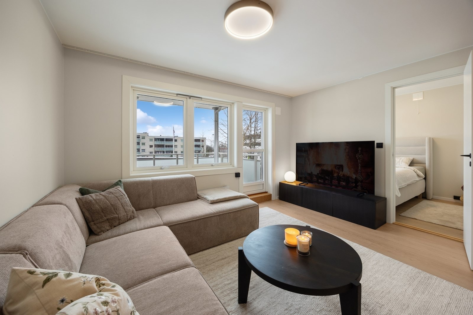 Smart planløsning med adkomst til leilighetens soverom. Den åpne løsningen gjør det enkelt å innrede med stor sofa og TV-seksjon. Galleribilde