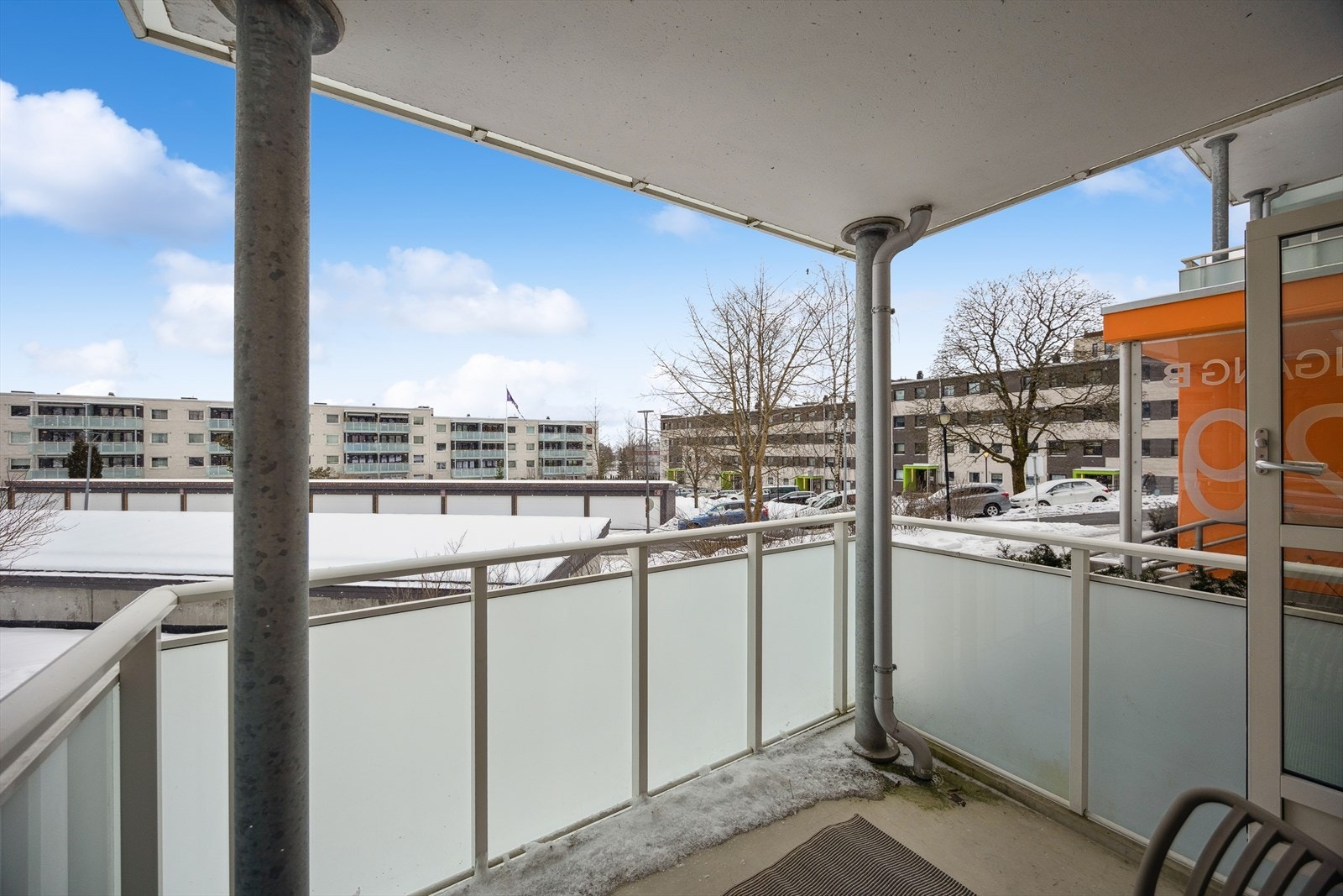 Fra balkongen har du et luftig utsyn over borettslagets fellesarealer og nærområdet. Galleribilde