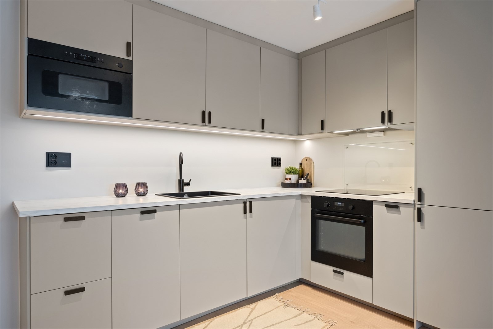 Her finnes kjøl/frys og oppvaskmaskin, stekeovn, induksjonstopp, ventilator med kullfilter, mikrobølgeovn, samt montert waterguard og komfyrvakt. Galleribilde