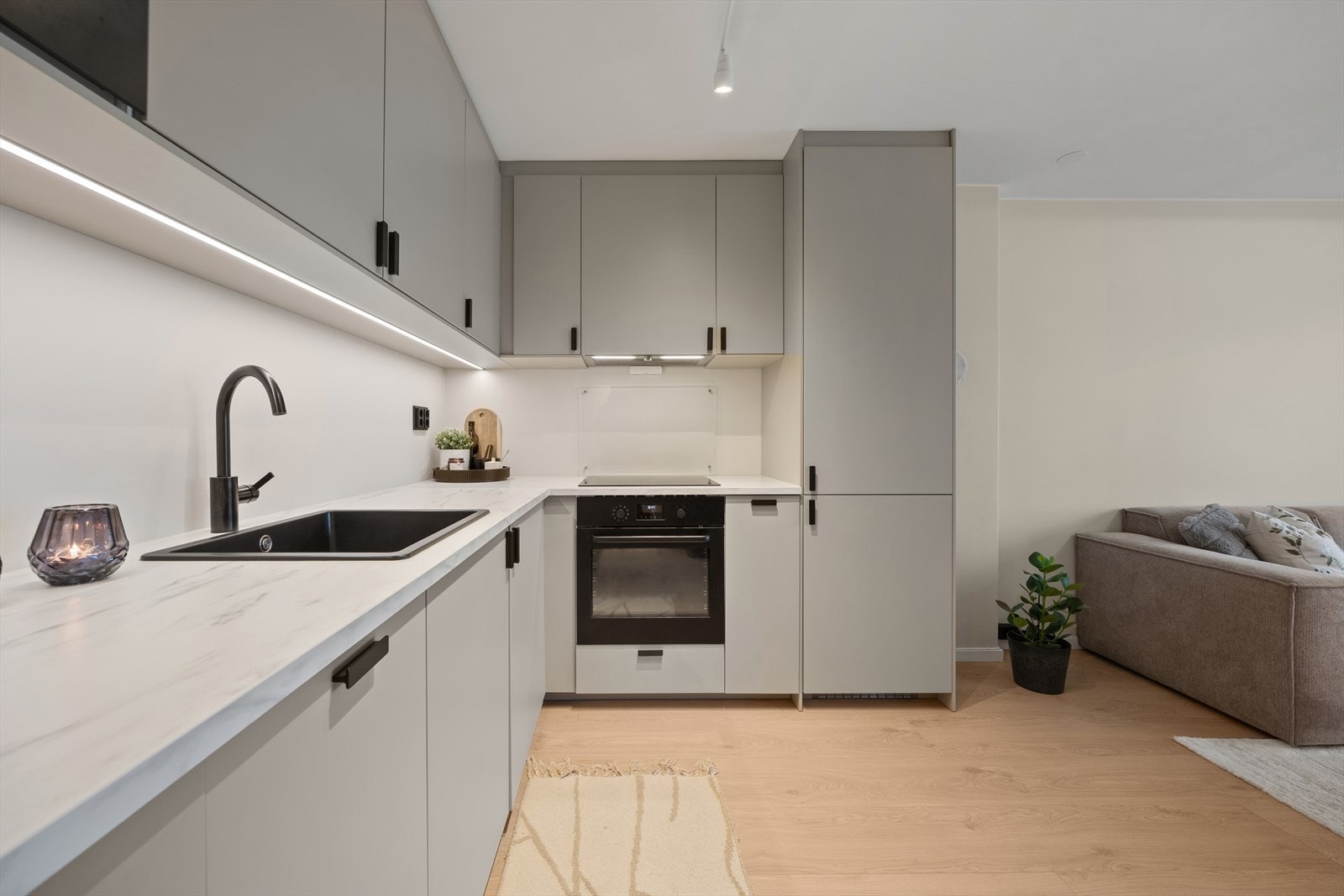 Dette er en stilren og innflytningsklar 2-roms leilighet med sentral beliggenhet på Ammerud. Alt ble pusset opp i 2025 med unntak av badet. Galleribilde