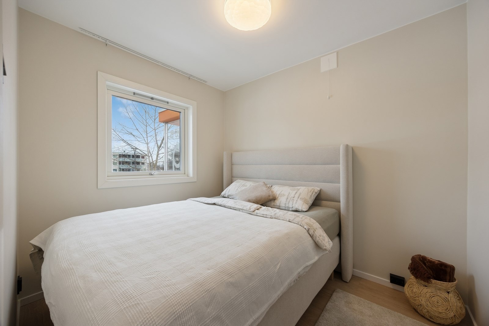 Lyst og lunt soverom med god plass til dobbeltseng og tilhørende møblement. Det store vinduet gir fint lysinnfall og gode muligheter for utlufting. Galleribilde