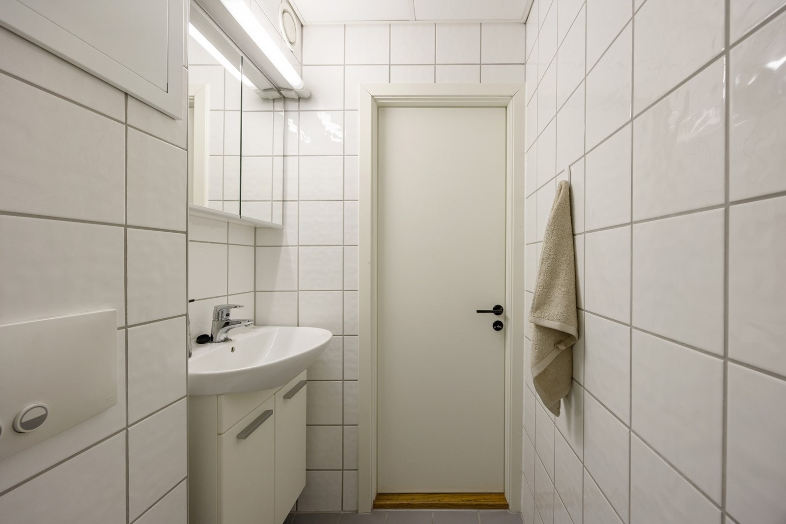 Baderomsinnredningen består av en servant nedfelt i underskap og speilskap med belysning over. Galleribilde