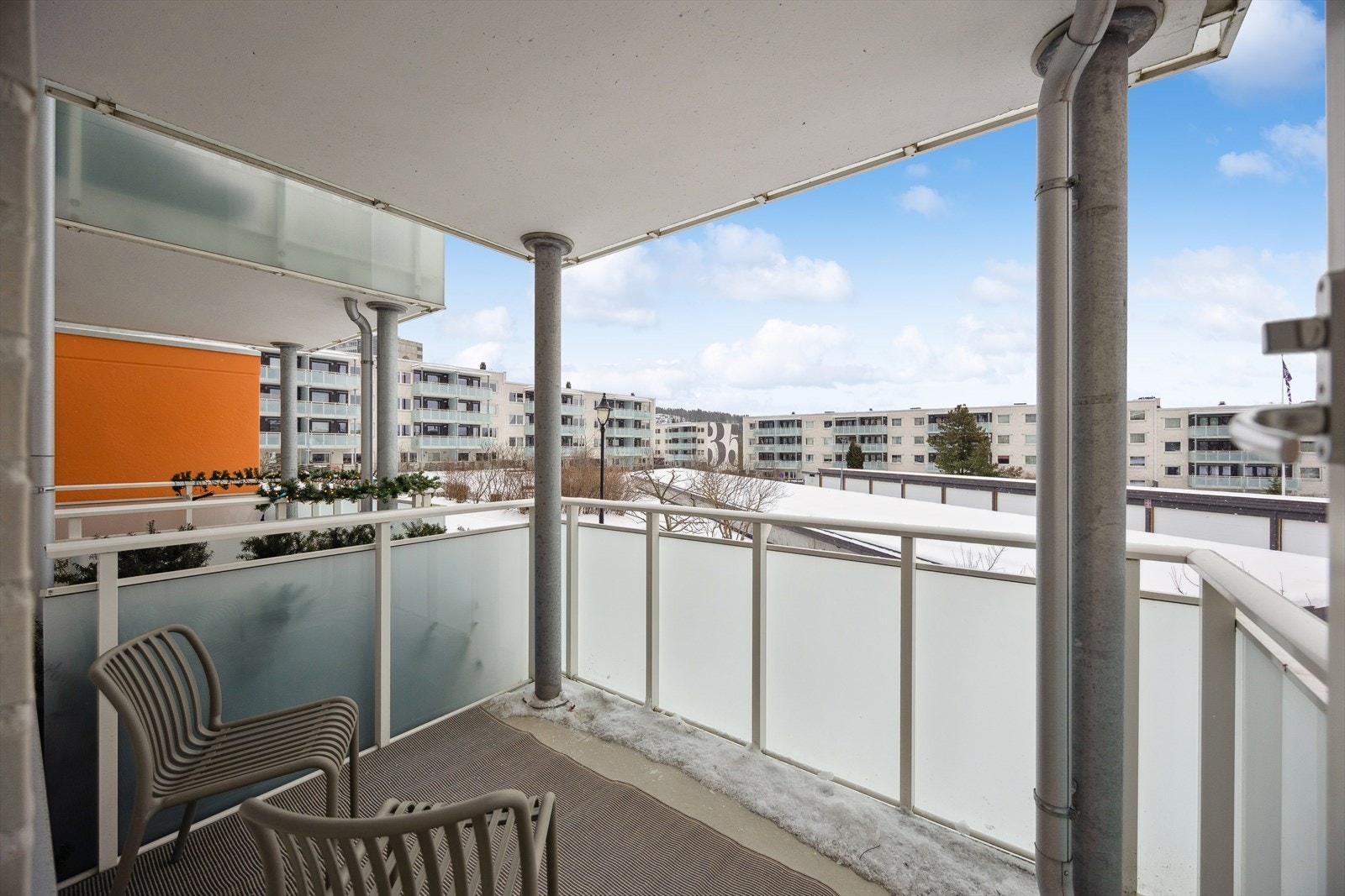 Her er det lagt til rette for trivelige utestunder, og det er tillatt å benytte både gassgrill og elektrisk grill for hyggelige middager. Galleribilde