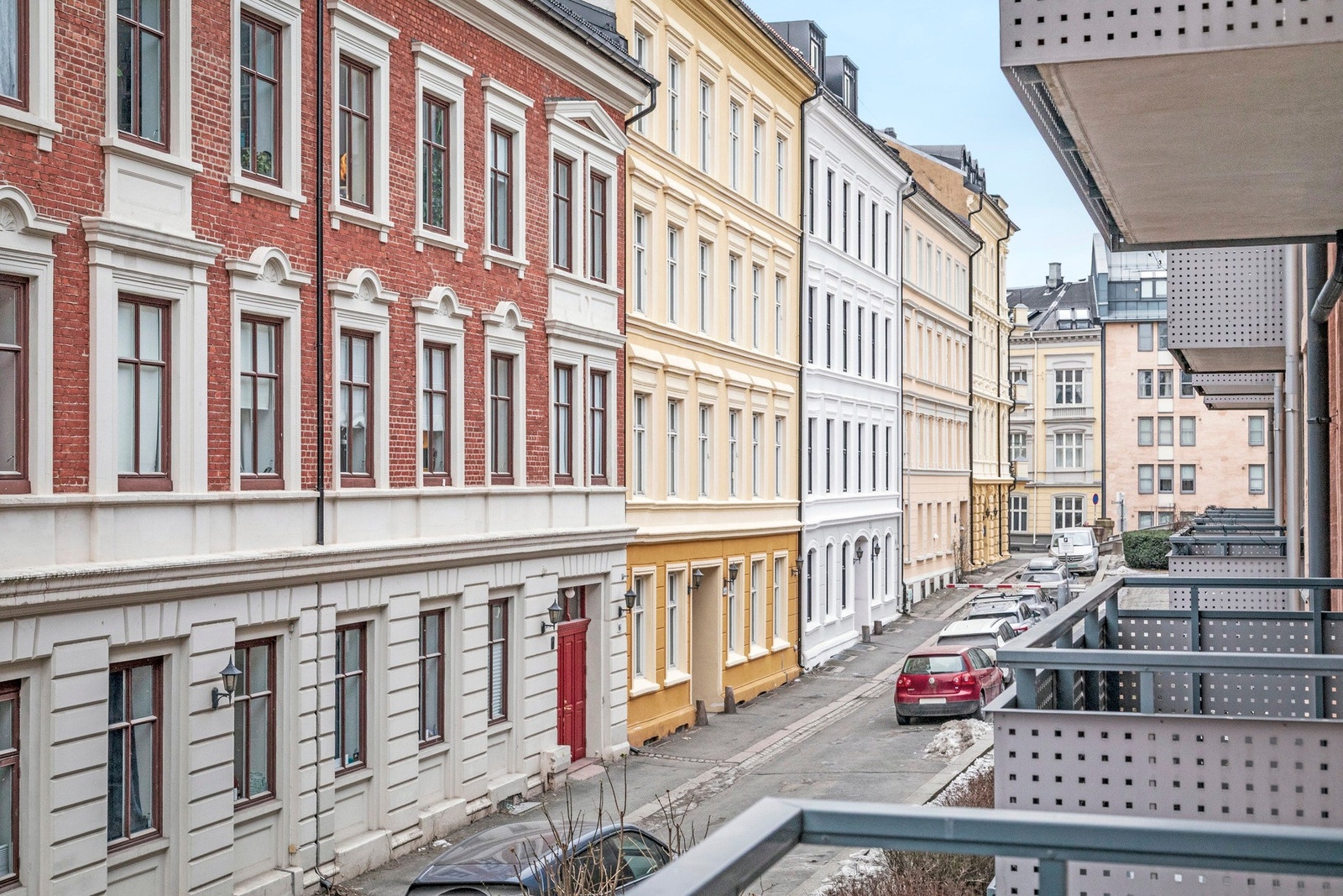 Enveiskjørt og rolig gate. Galleribilde