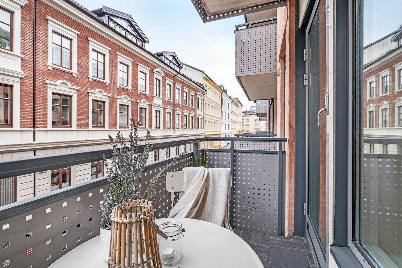 Lys 2-roms leilighet i 2.etasje med balkong og heisadkomst. Galleribilde