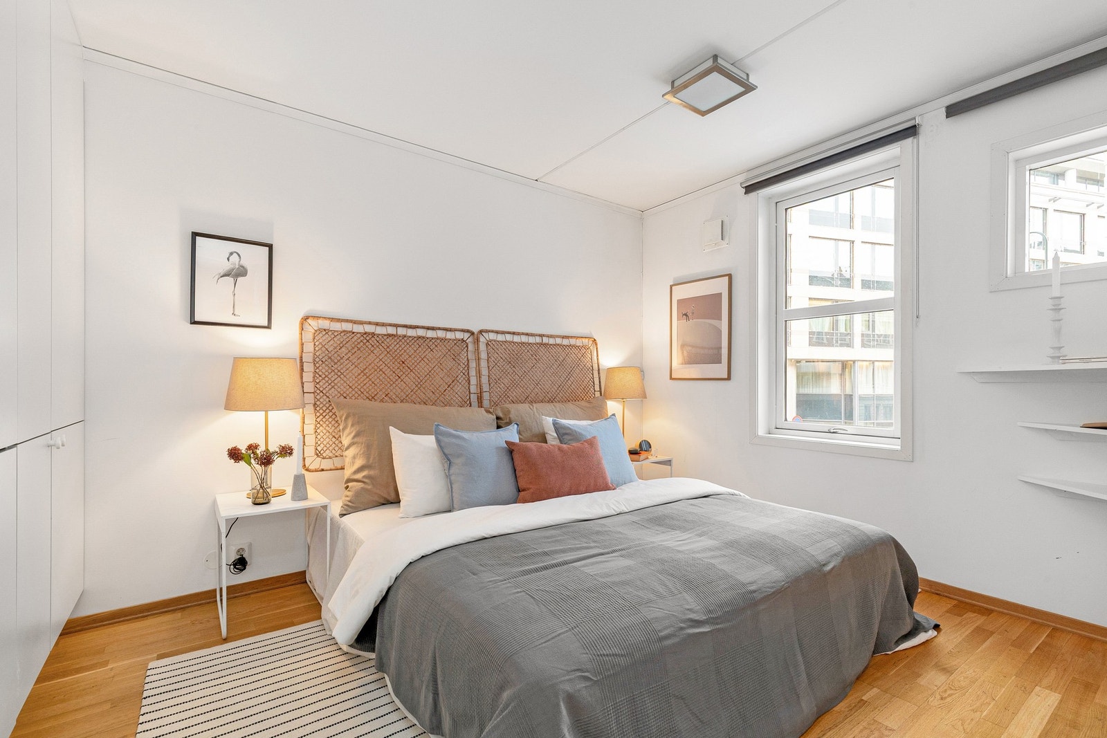 Romslig soverom med god plass til dobbeltseng og garderobe. Galleribilde