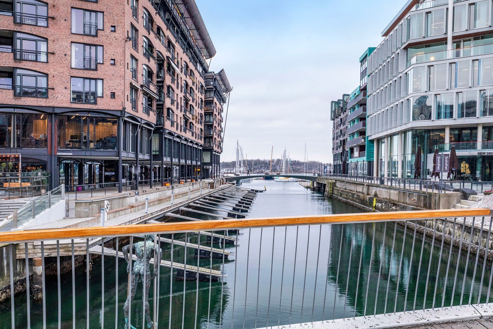 Aker brygge med et stort utvalg av servicetilbud, forretninger, restauranter mm. Galleribilde