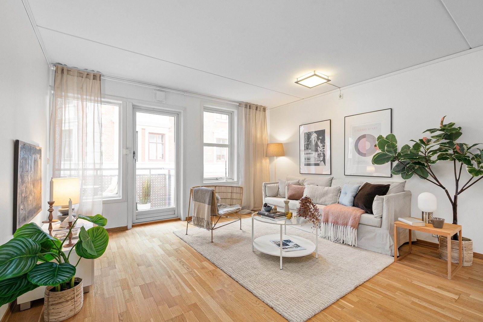 Romslig stue med åpen kjøkkenløsning og utgang til balkong. Galleribilde